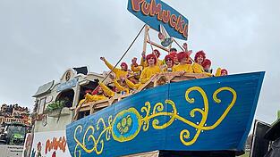 50 Pumuckl-Zwillinge finden auf der rollenden Schiffschaukel Platz.