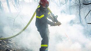 Schon seit Tagen kämpft die Feuerwehr gegen den Waldbrand in Südfrankreich.