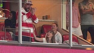 Er jubelt, sie wirft ihm einen verliebten Blick zu: Travis Kelce und Taylor Swift bei einem College-Football-Spiel.