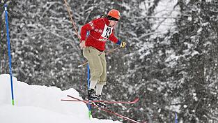 Mit historischer Ausrüstung geht es beim Skirennen «Nostalski» bergab. (Archivfoto) Mit historischer Ausrüstung geht es beim Skirennen «Nostalski» bergab. (Archivfoto)