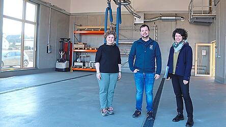 B&uuml;rgermeisterin Alexandra Riedl und Doris Kiesl, die das Projekt seitens des Stadtbauamtes betreut, sind begeistert vom Engagement der Wetterfelder Feuerwehrler um Kommandant Christian Haimerl.