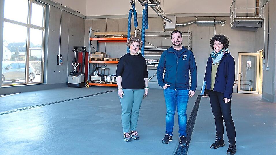 B&uuml;rgermeisterin Alexandra Riedl und Doris Kiesl, die das Projekt seitens des Stadtbauamtes betreut, sind begeistert vom Engagement der Wetterfelder Feuerwehrler um Kommandant Christian Haimerl.