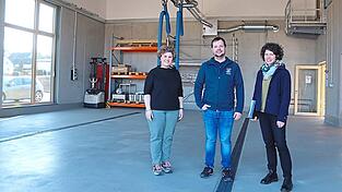 Bürgermeisterin Alexandra Riedl und Doris Kiesl, die das Projekt seitens des Stadtbauamtes betreut, sind begeistert vom Engagement der Wetterfelder Feuerwehrler um Kommandant Christian Haimerl. Bürgermeisterin Alexandra Riedl und Doris Kiesl, die das Projekt seitens des Stadtbauamtes betreut, sind begeistert vom Engagement der Wetterfelder Feuerwehrler um Kommandant Christian Haimerl.