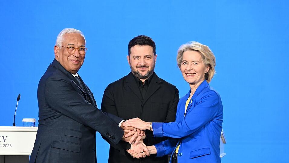 Wollten im Aufnahmeprozess f&uuml;r die Ukraine eigentlich schon viel weiter sein: Der ukrainische Pr&auml;sident Wolodymyr Selenskyj, EU-Kommissionspr&auml;sidentin Ursula von der Leyen und EU-Ratspr&auml;sident Ant&oacute;nio Costa. (Archivbild)