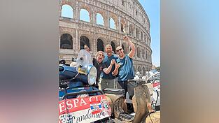 Juri Kram, Ernst Orend und Philipp Schlums (von links) vom Vespa Club Landshut nach mehrt&auml;giger Tour vor dem Kolosseum in Rom. Da darf schon mal gejubelt werden.