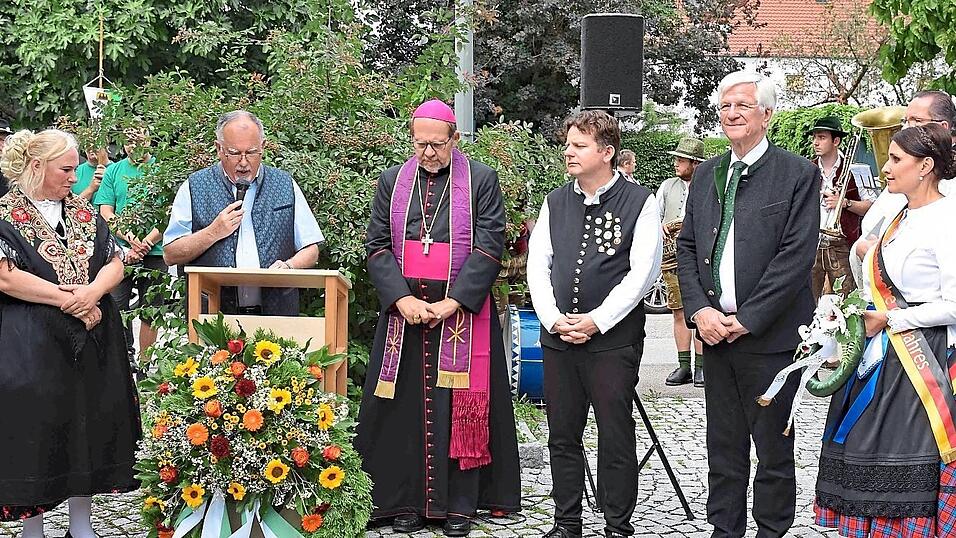 Altbürgermeister Toni Neumaier hieß alle Gäste zur Gedenkfeier am Hodschager Gedenkstein willkommen.Altbürgermeister Toni Neumaier hieß alle Gäste zur Gedenkfeier am Hodschager Gedenkstein willkommen. Altbürgermeister Toni Neumaier hieß alle Gäste zur Gedenkfeier am Hodschager Gedenkstein willkommen.Altbürgermeister Toni Neumaier hieß alle Gäste zur Gedenkfeier am Hodschager Gedenkstein willkommen.