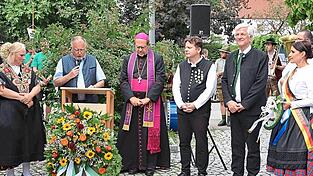 Altbürgermeister Toni Neumaier hieß alle Gäste zur Gedenkfeier am Hodschager Gedenkstein willkommen.Altbürgermeister Toni Neumaier hieß alle Gäste zur Gedenkfeier am Hodschager Gedenkstein willkommen. Altbürgermeister Toni Neumaier hieß alle Gäste zur Gedenkfeier am Hodschager Gedenkstein willkommen.Altbürgermeister Toni Neumaier hieß alle Gäste zur Gedenkfeier am Hodschager Gedenkstein willkommen.
