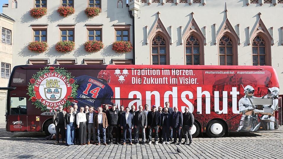 Der neugestaltete Bus wurde vor dem Rathaus präsentiert. Der neugestaltete Bus wurde vor dem Rathaus präsentiert.