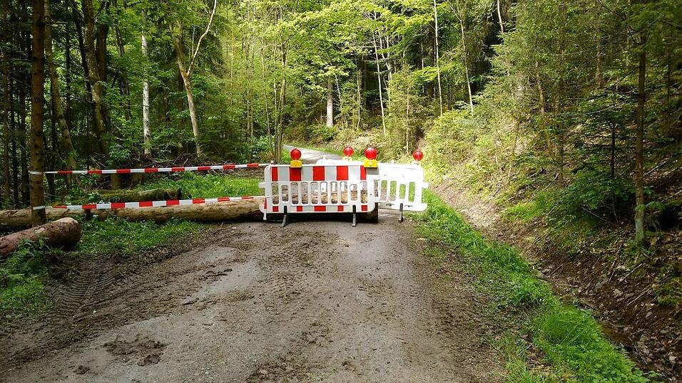 Weil Autofahrer den Radweg immer wieder verbotenerweise als Abkürzung nutzen, wurde der Weg zeitweise mit Hindernissen versperrt. Leider konnten so auch die Radfahrer den Weg nicht mehr nutzen. Weil Autofahrer den Radweg immer wieder verbotenerweise als Abkürzung nutzen, wurde der Weg zeitweise mit Hindernissen versperrt. Leider konnten so auch die Radfahrer den Weg nicht mehr nutzen.