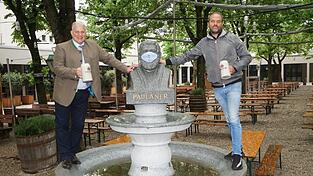 Christian Schottenhamel (links) und Thomas Lechner am Freitag im verwaisten Biergarten am Nockherberg.