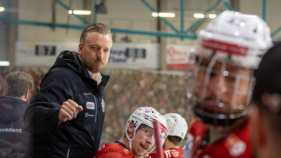 Die Eisb&auml;ren Regensburg (rote Trikots) haben am Sonntag zur&uuml;ckgebissen und die DEL2-Finalserie gegen die Kassel Huskies auf 1:1 ausgeglichen.