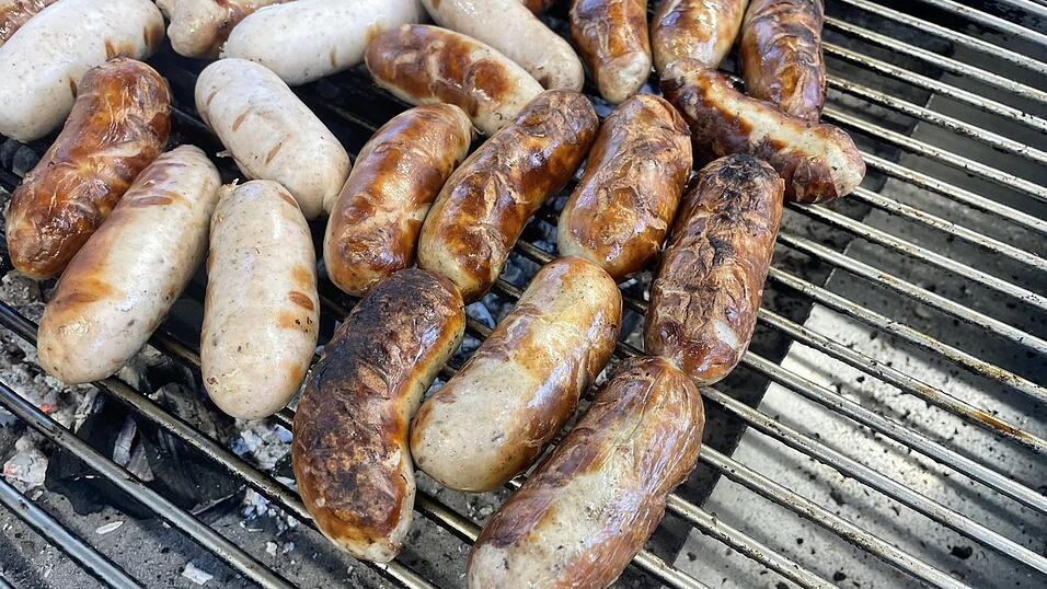 Am besten schmecken die W&uuml;rstl, wenn sie auf Kohle gebrutzelt werden.