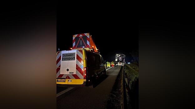 Ein Schwertransporter landete auf der A93 an der Leitplanke.