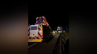 Ein Schwertransporter landete auf der A93 an der Leitplanke. Ein Schwertransporter landete auf der A93 an der Leitplanke.