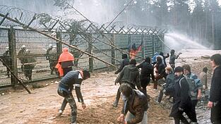 Mit aller Kraft haben sich Demonstranten vor mehr als 30 Jahren gegen eine Wiederaufarbeitungsanlage (WAA) bei Wackersdorf in der Oberpfalz gewehrt. Im Mai 1989 stand fest: Eine WAA in Wackersdorf wird es nicht geben. F&uuml;r die deutsche Umweltbewegung wurde dies zu einem ersten gro&szlig;en Triumph im Kampf gegen die Atomenergie. Ironischerweise kommt die Region jetzt als Atomm&uuml;ll-Endlager-Standort infrage.