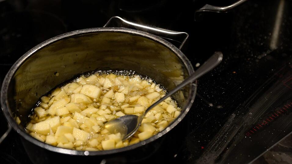Sebastian Völkl aus dem Jedermann empfiehlt eine Selleriesuppe mit Banane und gebratener Blutwurst.