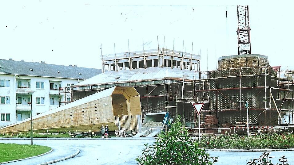 Die Auferstehungskirche wurde 1965 an der Ecke Flieder-/Buchenstra&szlig;e errichtet.