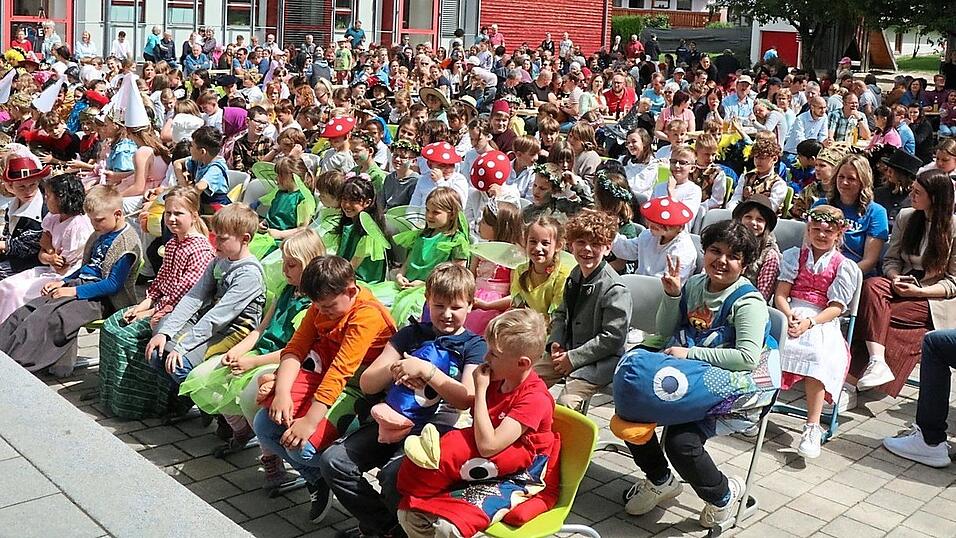Zahlreiche Gäste fanden sich zum märchenhaften Sommerfest der Grundschule ein.