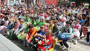 Zahlreiche Gäste fanden sich zum märchenhaften Sommerfest der Grundschule ein.