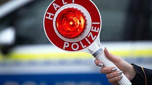 Die Beamten zogen den Mann bei einer Geschwindigkeitskontrolle aus dem Verkehr. (Symbolbild)