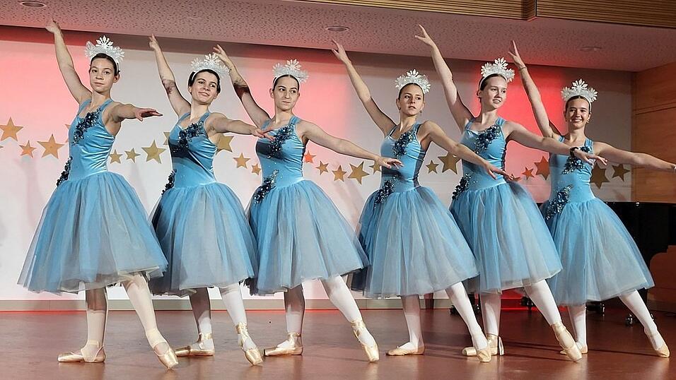 Die Schneeflocken der Gruppe Ballett 2 bei ihrem Auftritt. Die Schneeflocken der Gruppe Ballett 2 bei ihrem Auftritt.