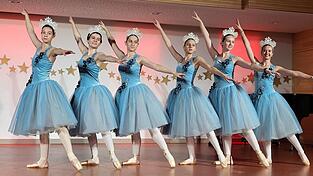 Die Schneeflocken der Gruppe Ballett 2 bei ihrem Auftritt. Die Schneeflocken der Gruppe Ballett 2 bei ihrem Auftritt.