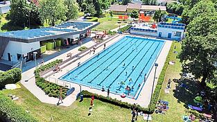 Nach dem Drachenstich ist es still geworden im Freibad. Dennoch genießen einige die weitläufige Anlage, das großzügige Becken sowie den Kinderbereich. Nach dem Drachenstich ist es still geworden im Freibad. Dennoch genießen einige die weitläufige Anlage, das großzügige Becken sowie den Kinderbereich.