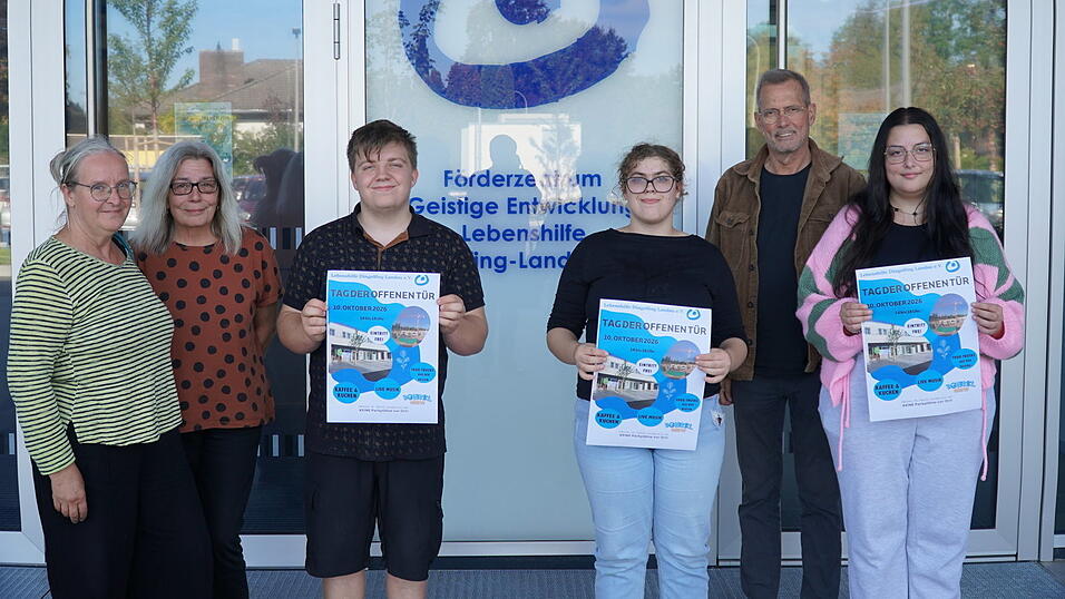 Schulleiterin Kathrin Hippmann, Gabriele Boiger, Helmut Steininger und die Schüler der Lebenshilfeschule erwarten den Tag der offenen Tür am 10. Oktober mit großer Vorfreude. Schulleiterin Kathrin Hippmann, Gabriele Boiger, Helmut Steininger und die Schüler der Lebenshilfeschule erwarten den Tag der offenen Tür am 10. Oktober mit großer Vorfreude.