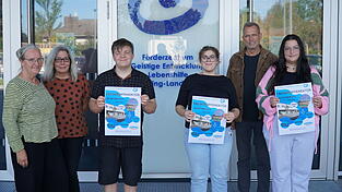 Schulleiterin Kathrin Hippmann, Gabriele Boiger, Helmut Steininger und die Schüler der Lebenshilfeschule erwarten den Tag der offenen Tür am 10. Oktober mit großer Vorfreude. Schulleiterin Kathrin Hippmann, Gabriele Boiger, Helmut Steininger und die Schüler der Lebenshilfeschule erwarten den Tag der offenen Tür am 10. Oktober mit großer Vorfreude.