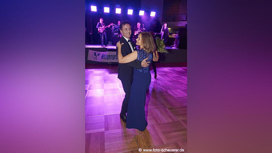 Die Metzgerzunft hat am Samstagabend in die Joseph-von-Fraunhofer-Halle eingeladen. Die Metzgerzunft hat am Samstagabend in die Joseph-von-Fraunhofer-Halle eingeladen.