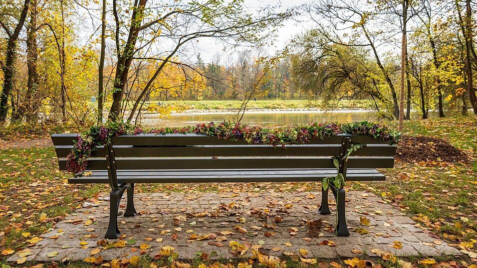 Die Bank steht am Flaucher, einem der Lieblingsorte der jungen Familie.