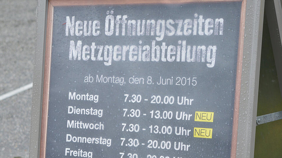 Rottenburger Edeka-Filiale auf den Fachkr&auml;ftemangel. (Foto: jp)Mit verk&uuml;rzten &Ouml;ffnungszeiten in der Metzgereiabteilung reagiert die