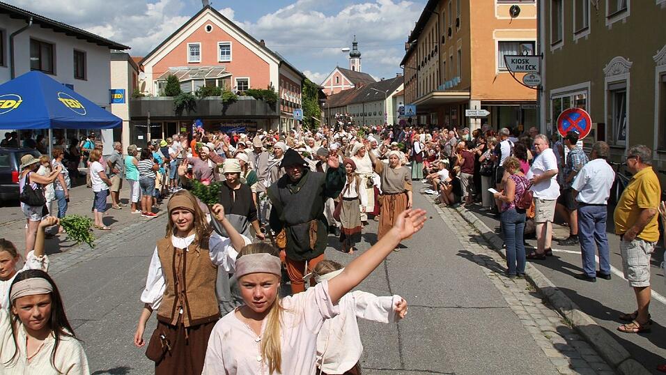 Die schönsten Augenblicke des historischen Drachenstich-Festzuges 2016. Die schönsten Augenblicke des historischen Drachenstich-Festzuges 2016.