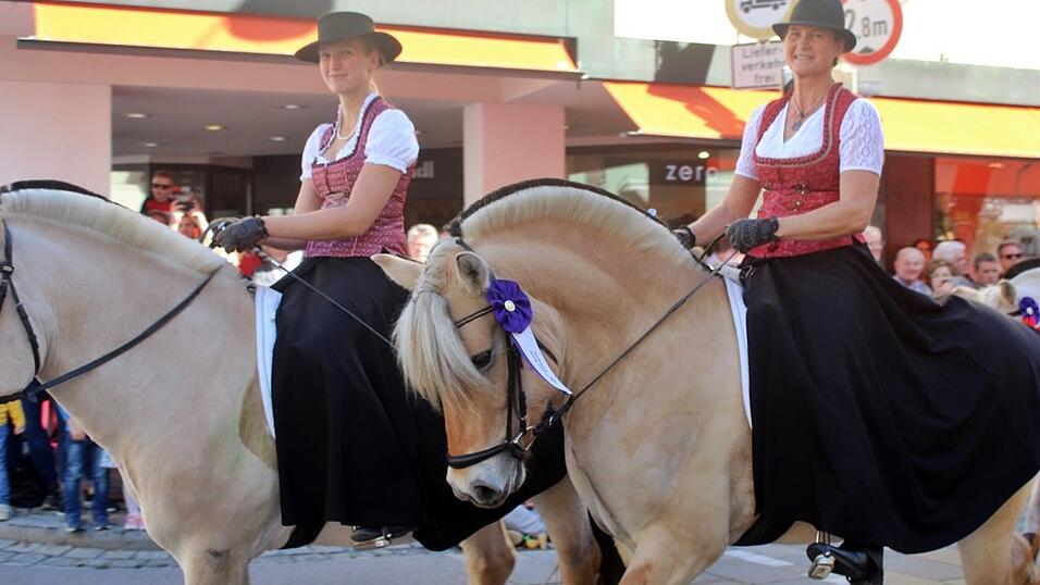 Viele Besucher verfolgten am Sonntag den Umzug auf dem Vilsbiburger Stadtplatz. Viele Besucher verfolgten am Sonntag den Umzug auf dem Vilsbiburger Stadtplatz.