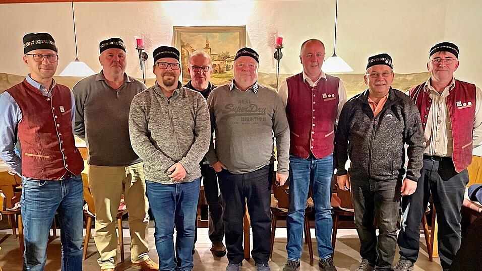 Die alte Vorstandschaft wurde bis auf zwei Posten von den Mitgliedern als die neue best&auml;tigt. Angef&uuml;hrt wird sie weiterhin von Josef Beer und Anton Multerer.