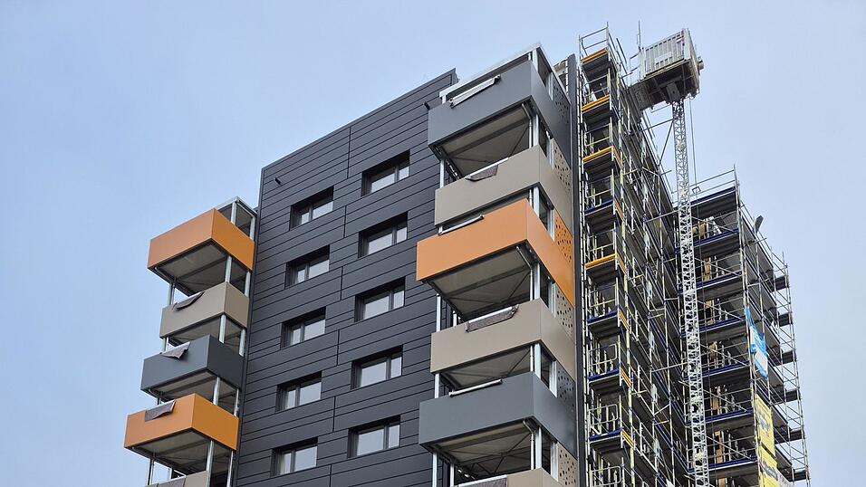 Vorgeh&auml;ngte gro&szlig;fl&auml;chige Balkone dienen den k&uuml;nftigen Mietern als ein zweites Wohnzimmer im Freien.