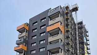 Vorgehängte großflächige Balkone dienen den künftigen Mietern als ein zweites Wohnzimmer im Freien. Vorgehängte großflächige Balkone dienen den künftigen Mietern als ein zweites Wohnzimmer im Freien.