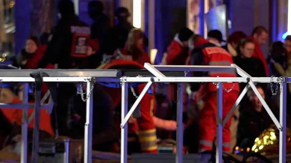 Rettungskräfte kümmerten sich um die vielen Verletzten.