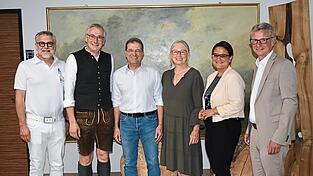 Heißen Dr. Thomas Urlbauer (3. v. l.) willkommen: ärztlicher Direktor Dr. Heribert Fröschl (v. l.), Landrat Werner Bumeder, Vorstand Dr. Inge Wolff, kaufmännische Direktorin Amelie Becher und Landrat Bernd Sibler Heißen Dr. Thomas Urlbauer (3. v. l.) willkommen: ärztlicher Direktor Dr. Heribert Fröschl (v. l.), Landrat Werner Bumeder, Vorstand Dr. Inge Wolff, kaufmännische Direktorin Amelie Becher und Landrat Bernd Sibler