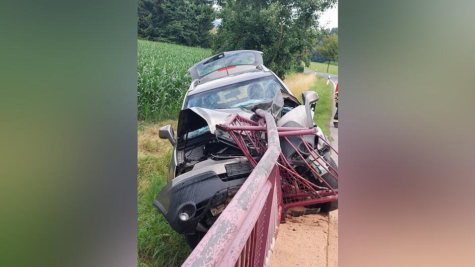 Das Fahrzeug ist nicht mehr fahrbereit und muss abgeschleppt werden. Das Fahrzeug ist nicht mehr fahrbereit und muss abgeschleppt werden.