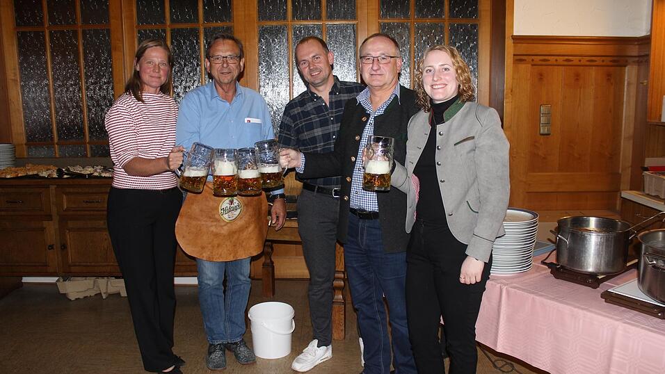 Katalina Kemenyfy, Chefin der Gesellschaftsbrauerei Viechtach (v.l.), B&uuml;rgermeister Franz Wittmann, Festwirt Andreas Widmann, Rainer Wagner (Prokurist und Gesch&auml;ftsleiter der Hofmark Brauerei in Loifling) und Braumeisterin Miriam Engleder sto&szlig;en auf ein sch&ouml;nes Fest an.