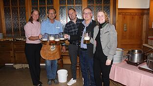 Katalina Kemenyfy, Chefin der Gesellschaftsbrauerei Viechtach (v.l.), Bürgermeister Franz Wittmann, Festwirt Andreas Widmann, Rainer Wagner (Prokurist und Geschäftsleiter der Hofmark Brauerei in Loifling) und Braumeisterin Miriam Engleder stoßen auf ein schönes Fest an.