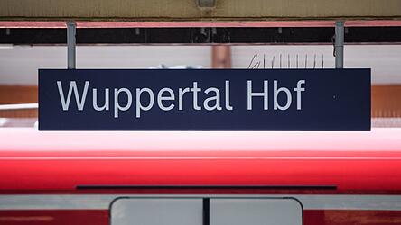 Am Wuppertaler Hauptbahnhof halten w&auml;hrend der f&uuml;nfmonatigen Bauphase &uuml;berhaupt keine Fernz&uuml;ge. (Archivbild)