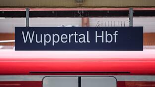 Am Wuppertaler Hauptbahnhof halten w&auml;hrend der f&uuml;nfmonatigen Bauphase &uuml;berhaupt keine Fernz&uuml;ge. (Archivbild)