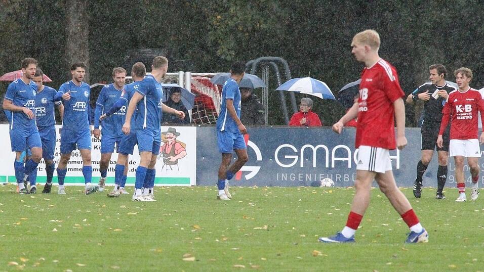 Zum Ärger der Lamer Spieler (in Rot) bejubelt der FC Dingolfing hier die 1:0-Führung, erzielt durch Fabian Prebeck Sanchez. Dieser erzielte auch das 2:1 für die „Blauen“ und war an diesem Samstag kaum zu stoppen. Zum Ärger der Lamer Spieler (in Rot) bejubelt der FC Dingolfing hier die 1:0-Führung, erzielt durch Fabian Prebeck Sanchez. Dieser erzielte auch das 2:1 für die „Blauen“ und war an diesem Samstag kaum zu stoppen.