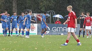 Zum Ärger der Lamer Spieler (in Rot) bejubelt der FC Dingolfing hier die 1:0-Führung, erzielt durch Fabian Prebeck Sanchez. Dieser erzielte auch das 2:1 für die „Blauen“ und war an diesem Samstag kaum zu stoppen. Zum Ärger der Lamer Spieler (in Rot) bejubelt der FC Dingolfing hier die 1:0-Führung, erzielt durch Fabian Prebeck Sanchez. Dieser erzielte auch das 2:1 für die „Blauen“ und war an diesem Samstag kaum zu stoppen.