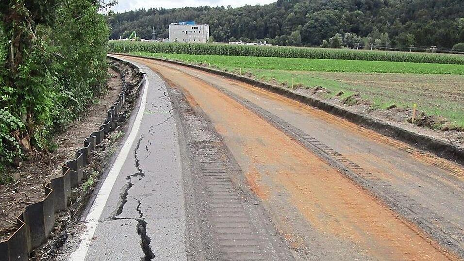 Zur Böschungssicherung wurden Spundwände eingebracht. In dieser Bauphase war die Asphaltschicht bereits teilweise abgefräst, bevor dieser Bereich mittels Vollausbau mit Geogitterbewehrung ertüchtigt wurde.