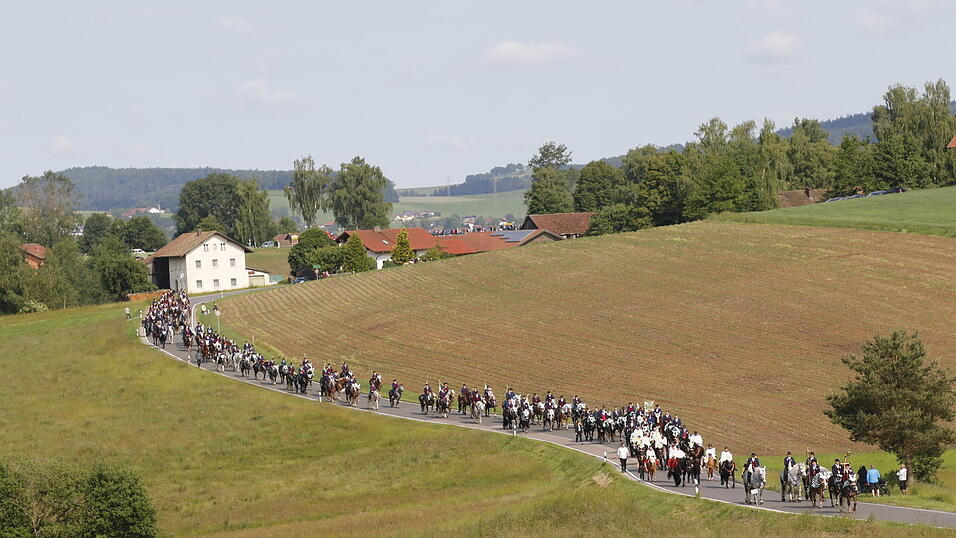 Bei angenehmen Temperaturen zogen die Pfingstreiter durch das Zellertal nach Steinbühl. Bei angenehmen Temperaturen zogen die Pfingstreiter durch das Zellertal nach Steinbühl.