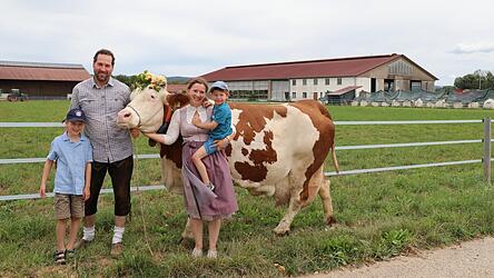 Die Familie Rath mit ihrer pr&auml;mierten Kuh Heidi.