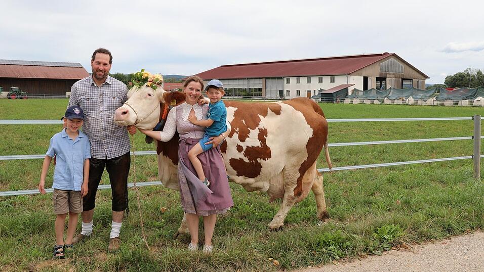Die Familie Rath mit ihrer prämierten Kuh Heidi. Die Familie Rath mit ihrer prämierten Kuh Heidi.